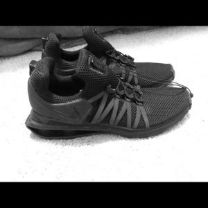 Black no tie Nike sneakers with shocks